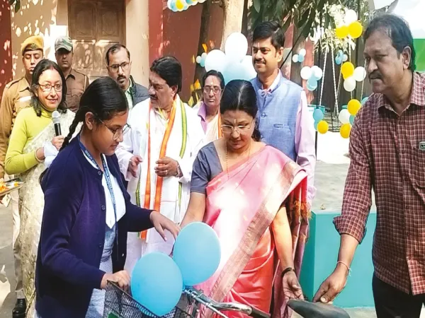 স্কুলপড়ুয়াদের আইএএস অফিসার হওয়ার টিপস দিলেন জেলাশাসক