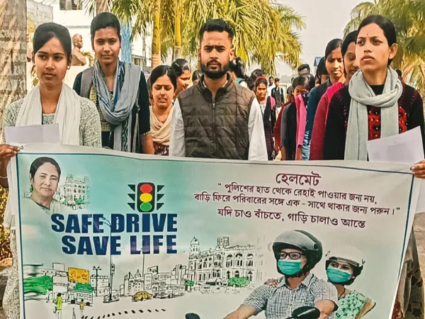 বাইকচালকদের হেলমেট ব্যবহারে সচেতনতা দাঁতন-২ সরকারি কলেজের পড়ুয়াদের
&nbsp;