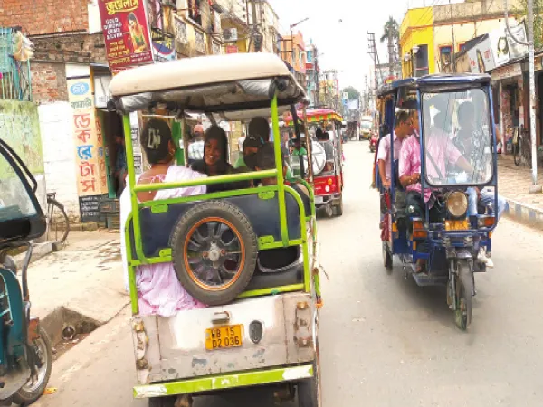 টোটো, অটোর দাপটে করিমপুর কৃষ্ণনগর ভায়া নতিডাঙ্গা রুটে বন্ধ বাস