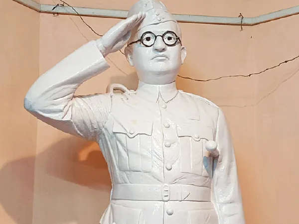দেশের প্রথম নেতাজি মূর্তি