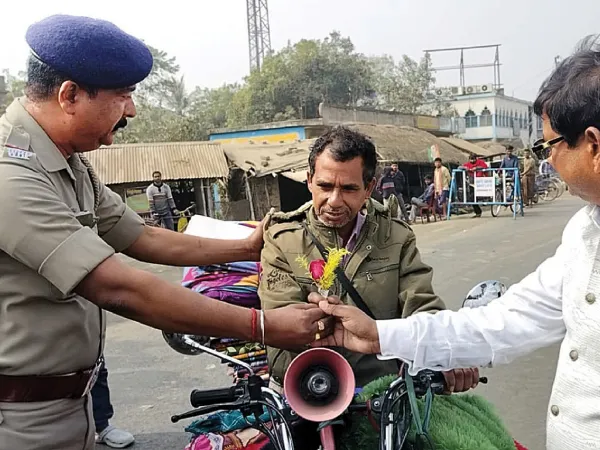 হেলমেটহীন বাইক আরোহীকে মিষ্টিমুখ খড়গ্রামে