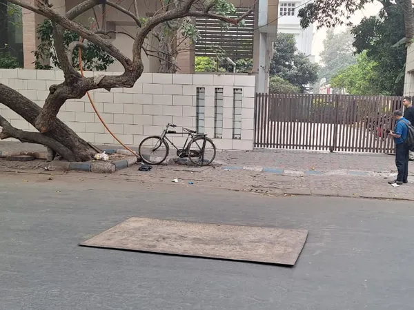 শেক্সপিয়ার সরণি থানা এলাকায় রাস্তার মাঝে ধস, চাঞ্চল্য