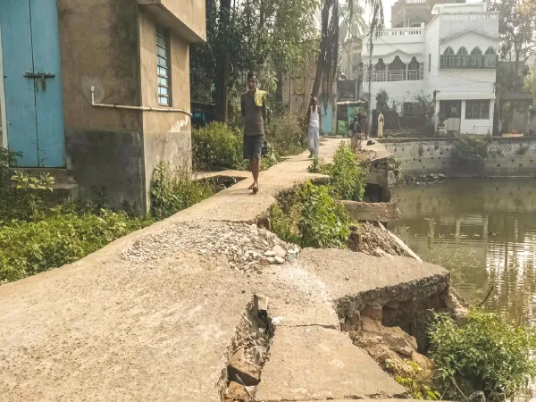 কাটোয়ায় বেহাল পুকুরপাড়ের ঢালাই রাস্তা