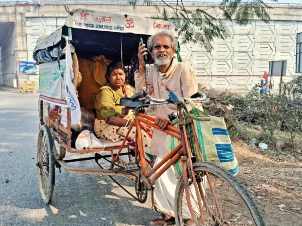 সাইকেল ভ্যান চালিয়ে মহাকুম্ভের পথে ৭৮ বছরের বৃদ্ধ, সঙ্গী স্ত্রী
&nbsp;