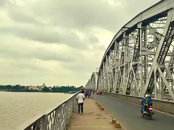 বালি ব্রিজের একাংশ বন্ধ, ভোগান্তি হলেও পুলিসি তৎপরতায় মিলল সুরাহা