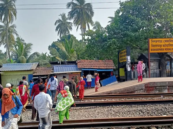 ঝুঁকির পারাপার, স্টেশন লাগোয়া রেল লাইন টপকে অবাধ যাতায়াত!