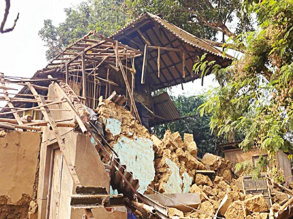 কল্মীজোড়ে ভাঙল বাড়ি, অল্পের জন্য রক্ষা
