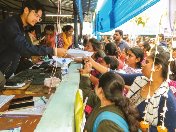 &lsquo;দুয়ারে সরকার&rsquo; শিবিরে প্রথম দিনেই ব্যাপক সাড়া, লক্ষ্মীর ভাণ্ডারে আবেদনে বেশি ভিড়