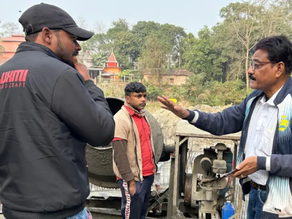 ময়নাগুড়িতে নিম্নমানের সামগ্রী ব্যবহারের অভিযোগে বন্ধ কাজ হঠাৎই চালু, বিতর্ক
