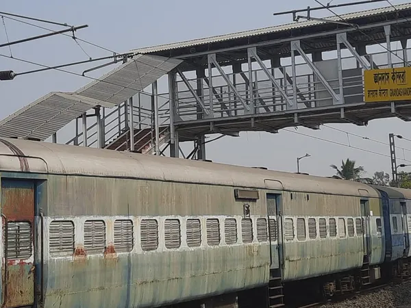 রিলসের নেশায় মর্মান্তিক পরিণতি, ট্রেনের ছাদে উঠে মৃত্যু দশম শ্রেণির পড়ুয়ার
