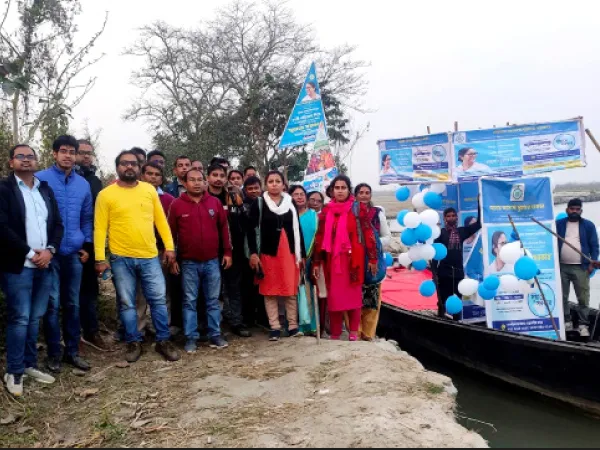নৌকা, ট্রাক্টরে চেপে তিস্তার চরের বাসিন্দাদের কাছে &lsquo;দুয়ারে সরকার&rsquo;