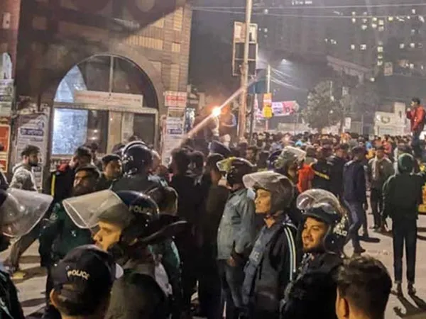 রণক্ষেত্র ঢাকার রাস্তা, সংঘর্ষে জড়াল বাংলাদেশের পড়ুয়ারা