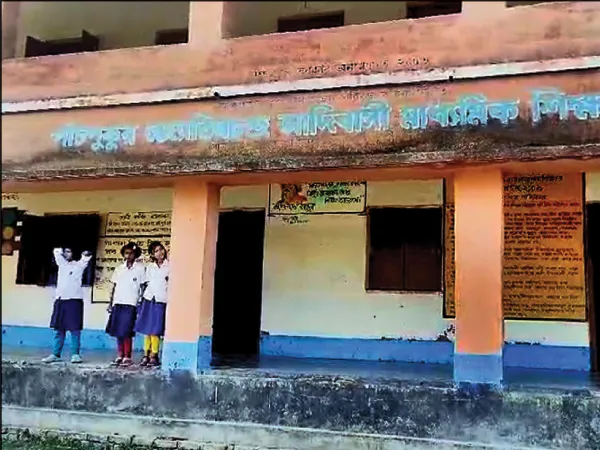 ২০০ ছাত্র আর মাত্র দুই শিক্ষক নিয়ে ধুঁকছে পাঁচপুকুর জ্যোতিষচন্দ্র আদিবাসী শিক্ষাকেন্দ্র