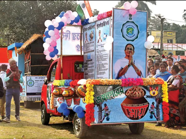 বারুইপুরে সাধারণতন্ত্র দিবসের ট্যাবলোয় জয়নগরের মোয়ার হাঁড়ি
