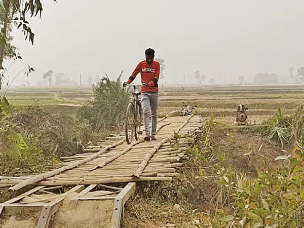 গলসি ও আউশগ্রামের মাঝে খড়ি নদীর উপর স্থায়ী সেতু অধরাই