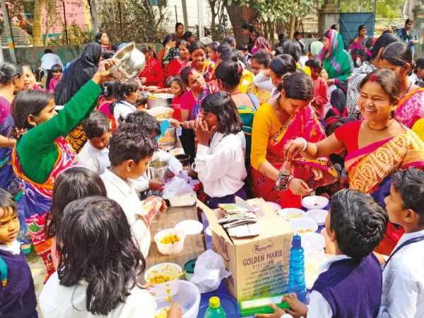 স্কুলের খাদ্যমেলায় পিঠেপুলি, চাউমিনের স্টল দিল পড়ুয়ারা