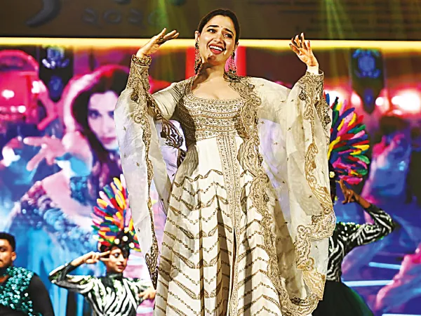 বর্ধমানে কাঞ্চন উৎসবে উষ্ণতা বাড়ালেন বলিউড স্টার তামান্না