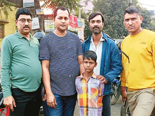 বেলদায় রেললাইন ধরে ছুটে সাক্ষাৎ মৃত্যুর হাত থেকে বালককে বাঁচালেন দুই যুবক