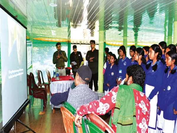 সোশ্যাল মিডিয়ায় প্রতারণার ফাঁদ, সুরক্ষার পাঠ নিল স্কুলের পড়ুয়ারা
