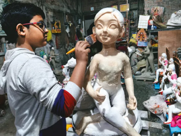 এআই প্রযুক্তিতে শিশুরূপে সরস্বতী প্রতিমা গড়ছে নবমের ছাত্র সৈকত