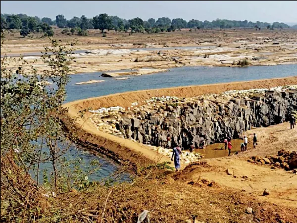 গুপ্ত পাচামিতে দেদার লুট দামি কালো পাথর