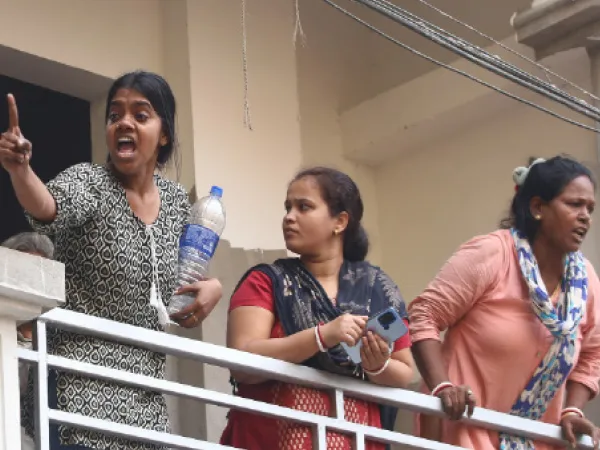 বিক্ষোভের জেরে ট্যাংরায় বন্ধ বেআইনি বহুতল ভাঙার কাজ