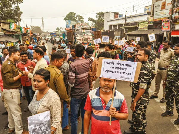 দুয়ারে সরকার ক্যাম্পে গোষ্ঠীদ্বন্দ্ব,&nbsp; অভিযুক্তদের শাস্তি চেয়ে অবরোধ
