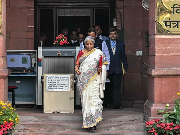 বাজেটের দিন শাড়িতেই কেরল ও বিহারকে মিলিয়ে দিলেন অর্থমন্ত্রী নির্মলা সীতারামন