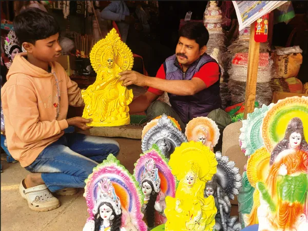 দাম কম থাকায় বেশি বিক্রি হচ্ছে ছাঁচের প্রতিমা