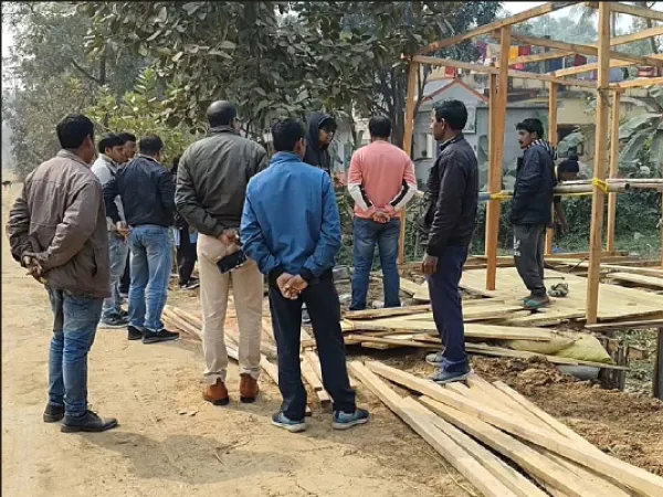 বালুরঘাটের ডাঙ্গিতে দাঁড়িয়ে থেকে জমি খালি ভূমিকর্তার