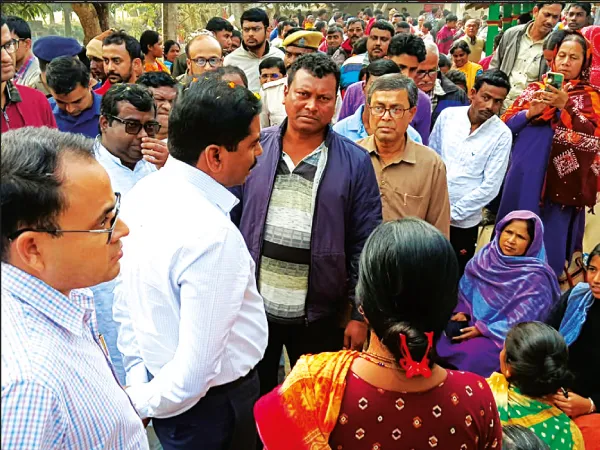 বিশেষ শিবির পরিদর্শনে জেলাশাসক, রাস্তা-জলের সমস্যা জানালেন বাসিন্দারা