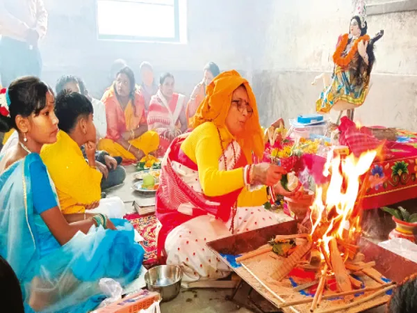 বাগদেবীর পুজোয় পুরোহিতের আসনে ক্যান্সারজয়ী ও অঙ্কের শিক্ষিকা, ছাত্রী