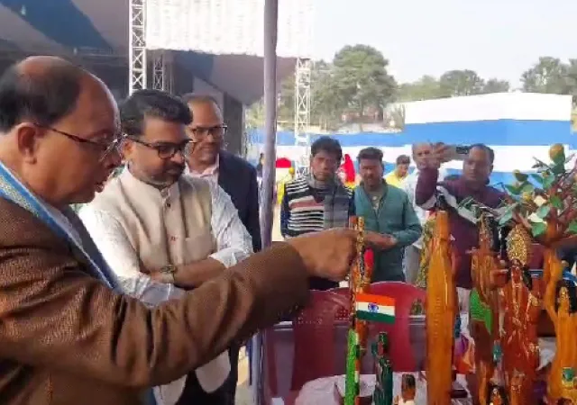 উদ্বোধনের পর সামগ্রীর দাম খতিয়ে দেখলেন মন্ত্রী বিপ্লব মিত্র