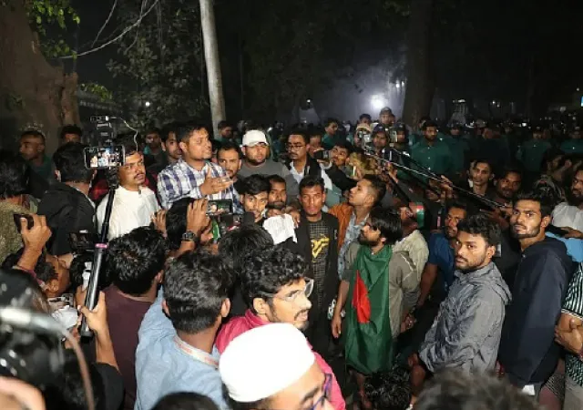 ফুঁসছেন আন্দোলনকারীরাই, এবার ঘেরাও ইউনুসের বাড়ি