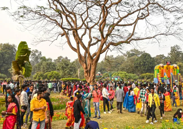 হলুদে রাঙা বসন্ত পঞ্চমী সকাল থেকেই দিকে দিকে পড়ুয়াদের ভিড়