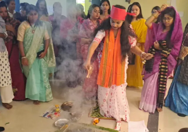 রীতি মেনে আনন্দচন্দ্র শিক্ষণ কলেজে বাগদেবীর পুজো করলেন ছাত্রী অদিতি