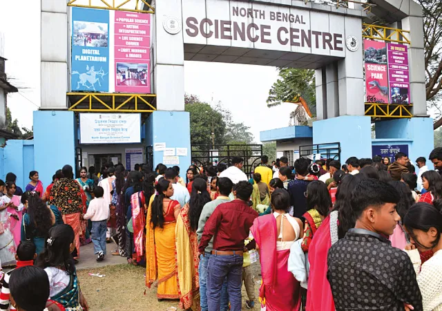 সরস্বতী পুজোয় জনজোয়ার, রাস্তায় যানজট