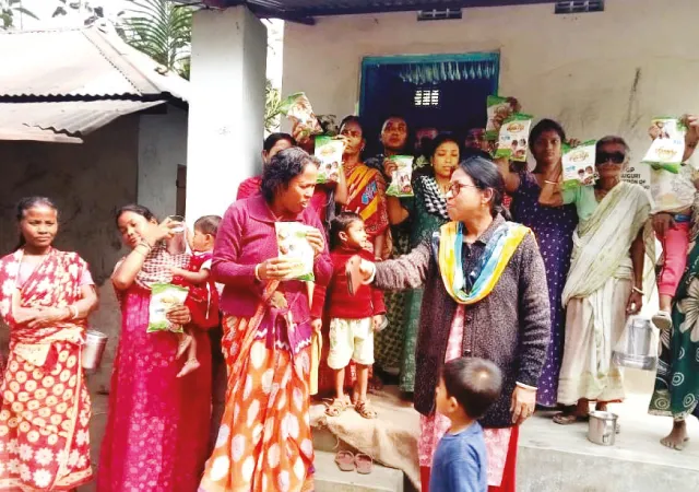 খারাপ ছাতু দেওয়ার অভিযোগ অঙ্গনওয়াড়ি কেন্দ্রে বিক্ষোভ