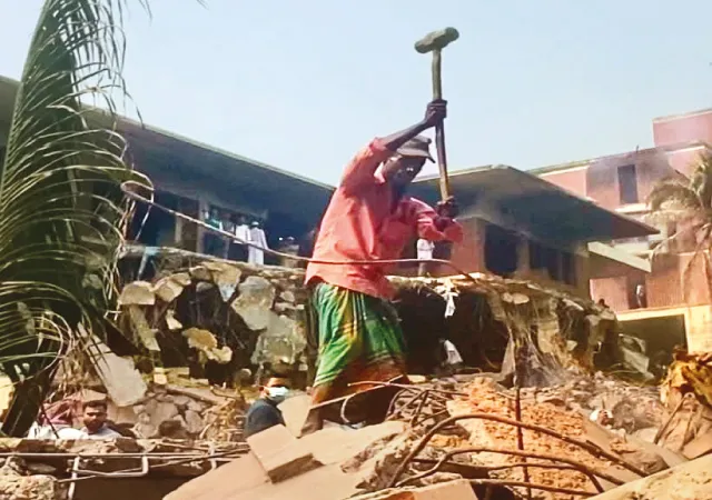 তাণ্ডব অব্যাহত, বঙ্গবন্ধুকেই মুছে ফেলার চেষ্টা বাংলাদেশে,&nbsp;দর্শকের ভূমিকায় স্বৈরাচারী ইউনুস
