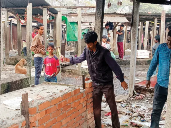 স্টেশন বাজারে দোকান ভাঙার কাজ শুরু করলেন ব্যবসায়ীরা