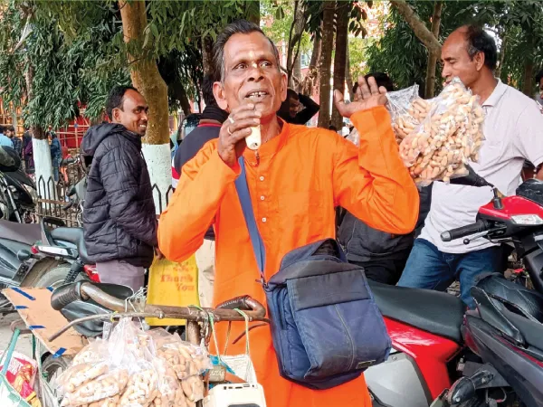 সাইকেলে চেপে ভাজা বাদামের গান গেয়ে নজরে গুরুপদ