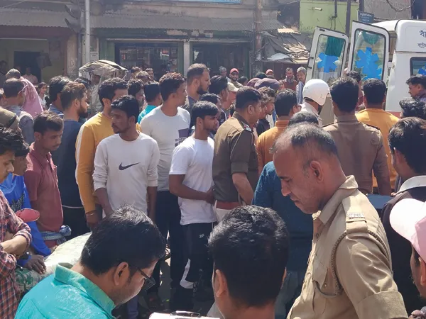 ভরদুপুরে নেশাগ্রস্ত যুবকের তাণ্ডব, ব্লেডের আঘাতে জখম একাধিক, পুলিস আসতেই আত্মহত্যার চেষ্টা