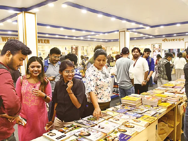 প্রাঙ্গণ উপচে ভিড়, শেষবেলার ছাড়ে দেড় হাজারি বই ৬০০তে