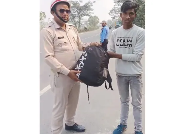 পুলিসের সহযোগিতায় উদ্ধার কলেজ ছাত্রের ব্যাগ