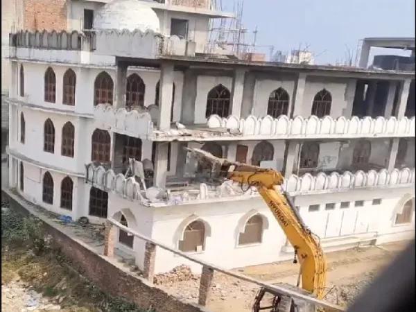 যোগীরাজ্যে ফের মসজিদে বুলডোজার