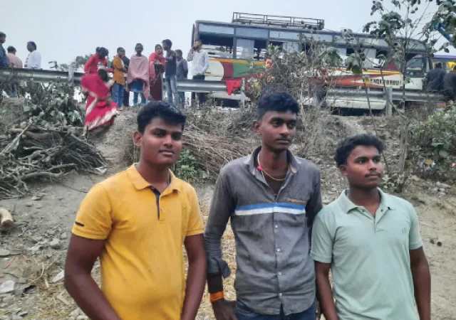 বাস থেকে জখমদের উদ্ধারে ঝাঁপাল ৩ মাধ্যমিক পরীক্ষার্থীও