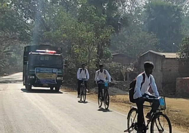 এসকর্ট করে মাধ্যমিক পরীক্ষার্থীদের পরীক্ষা কেন্দ্রে পৌঁছে দিচ্ছে বনদপ্তর