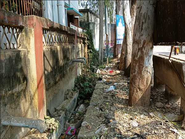 পুরাতন মালদহ ব্লক অফিসের গেটের সামনেই জমে রয়েছে প্রচুর আবর্জনা