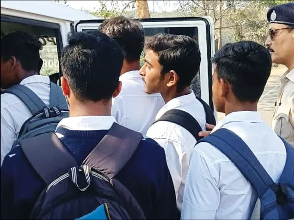 মাঝ রাস্তায় বাস খারাপ, ৩৮ পরীক্ষার্থীকে সেন্টারে পৌঁছে দিল গলসি থানার পুলিস