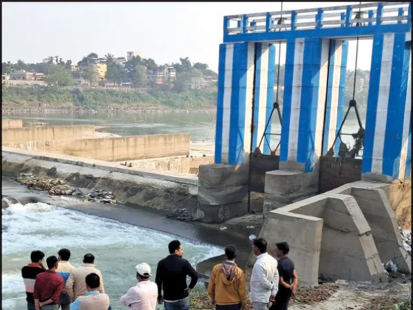 দু&rsquo;পাশের সিঁড়িতে রড না থাকাতেই কি ভেঙে পড়ল আত্রেয়ী নদীর বাঁধ! &nbsp;